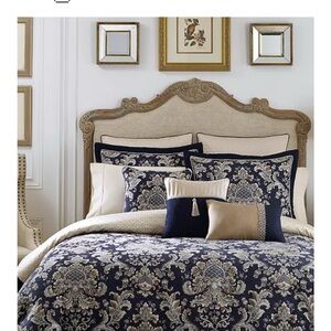 Elegant Navy and Cream Bedding Set